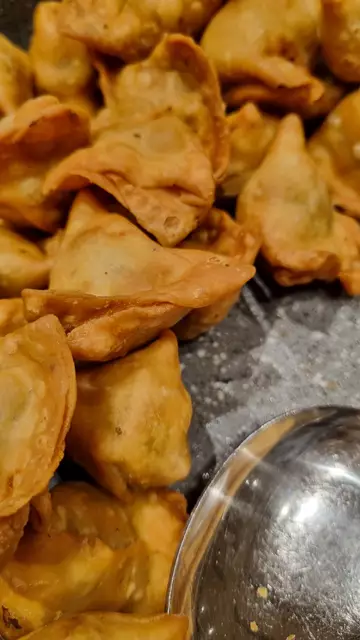 Pakora sind ein verbreitetes Gericht der indischen Küche. Sie bezeichnen Stücke von meist Gemüse, die in der Regel von einem Teig aus Kichererbsen umhüllt und in heißem Fett ausgebacken werden
 | Foto: © IGNKA