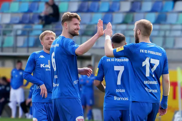 FKP-Kapitän Yannick Grieß und Manuel Grünnagel klatschen ab: Damit der anvisierte Aufstieg in die Regionalliga gelingt, soll am Samstag auch ein Sieg beim SC Idar-Oberstein eingefahren werden.   | Foto: Erik Stegner