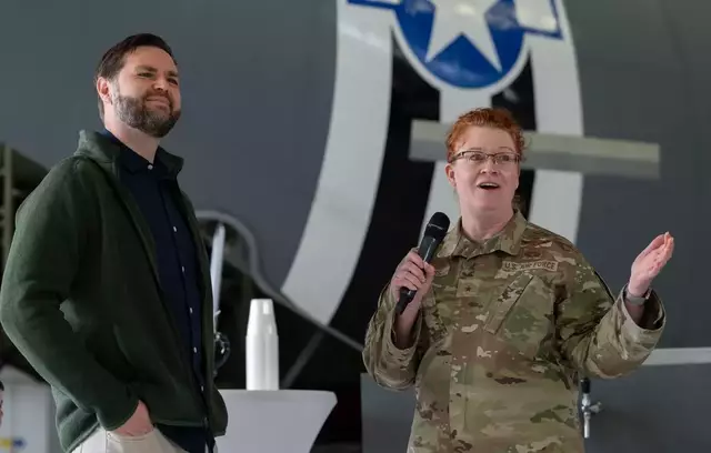 US-Vizepräsident J.D. Vance besuchte am Donnerstag, 24. April 2025, die Air Base in Ramstein-Miesenbach und wurde von Brigadegeneralin Adrienne L. Williams begrüßt.  | Foto: Foto: U.S. Air Force/Airman 1st Class Dylan Myers