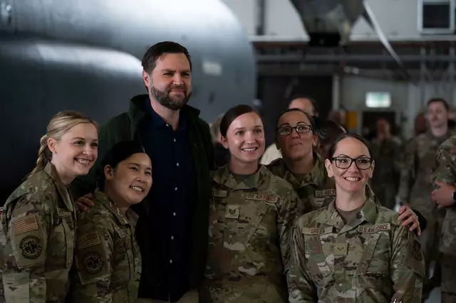 US-Vizepräsident J.D. Vance besuchte am Donnerstag, 24. April 2025, die Air Base in Ramstein-Miesenbach und posierte zum Foto mit den Soldatinnen und Soldaten.  | Foto: Foto: U.S. Air Force/Airman 1st Class Dylan Myers
