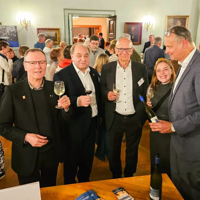 Von links: Domdekan Christoph Kohl, Winfried Szkutnik und Gottfried Jung vom Dombauverein, die Pfälzer Weinkönigin Denis Stripf und Steven Kärgel vom Winzerverein Deidesheim | Foto: Winzerverein Deidesheim