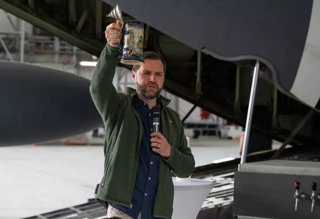 Cheers, US-Vizepräsident J.D. Vance zapfte für die US-Soldaten auf der Air Base in Ramstein Bier.  | Foto: Foto: U.S. Air Force/Airman 1st Class Dylan Myers