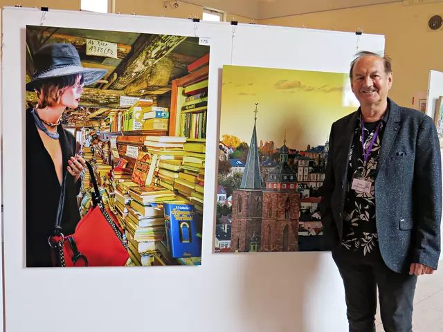 Peter Hofmeister mit seinen beiden großformatigen Fotografien | Foto: Brigitte Melder