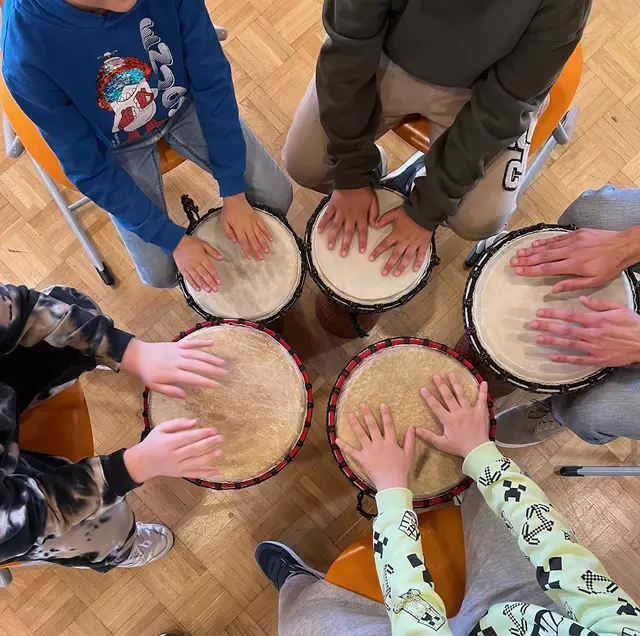 Trommeln schult das Rhythmusgefühl und hilft, aufeinander zu achten | Foto: bürgerstiftung bruchsal