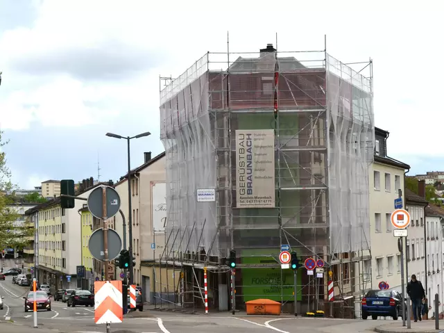 Die Vollsperrung ist notwendig, weil die Stadt dringende Sicherungsmaßnahmen an dem Eckhaus auf der Kreuzung von Fröhn- und Schäferstraße durchführen muss | Foto: Frank Schäfer