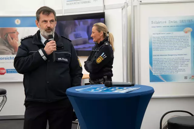 Die Polizei mit vollem Programm  | Foto: Wolfgang Neuberth