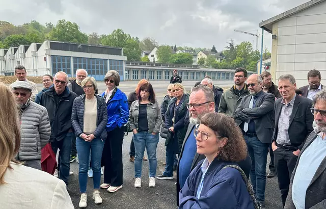 Vor-Ort-Termin des Petitionsausschusses des Landtags Ende April 2025 in der Alten Landesfeuerwehrschule in Bruchsal. Daran nahm auch FDP-Landtagsabgeordneter Dr. Christian Jung teil (Bildmitte). | Foto: Merlin Baschin