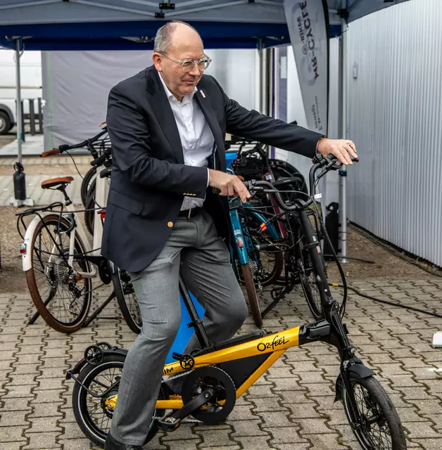 OB auf klappbarem E-Fahrrad  | Foto: Wolfgang Neuberth