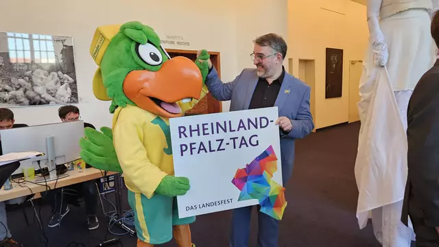 Oberbürgermeister Marc Weigel freut sich mit Holly (neuerdings Plopsapark) schon jetzt auf den Rheinland-Pfalz-Tag. | Foto: Eva Bender
