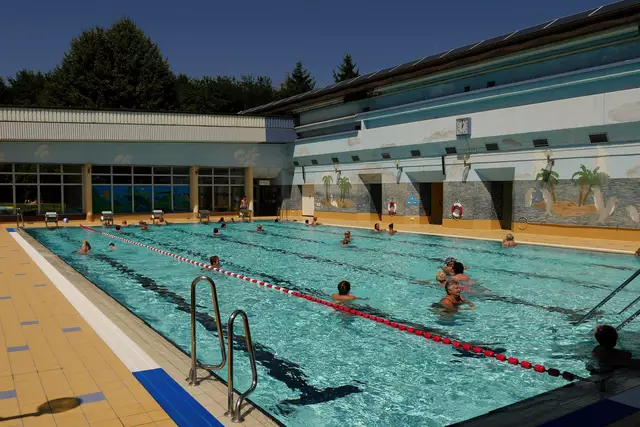 Der Freibadbereich im Weiselbergbad in Freisen bei offenem Dach | Foto: Gemeinde Freisen
