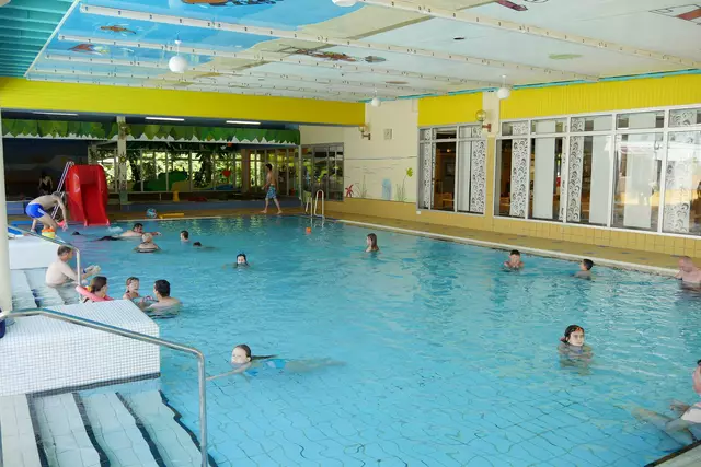 Das Weiselbergbad in Freisen ist wandelbar: bei schlechtem Wetter ist das Dach über dem Schwimmbecken geschlossen | Foto: Gemeinde Freisen