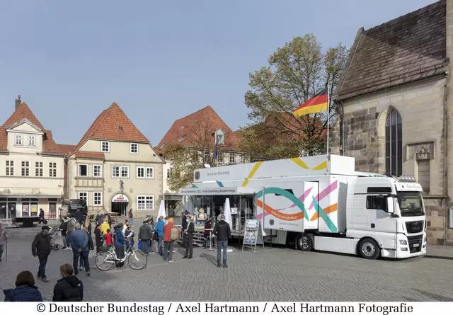 Auf dem Pferdemarkt in Hameln: Außenansicht des Infomobils des Deutschen Bundestages  | Foto: Axel Hartmann/gratis