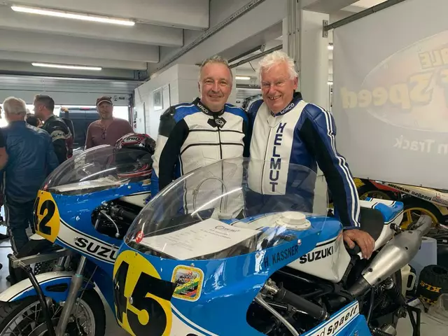 Bernd und Helmut Kassner (rechts) mit ihren Suzuki RG 500 ccm Rennmaschinen | Foto: Michael Sonnick