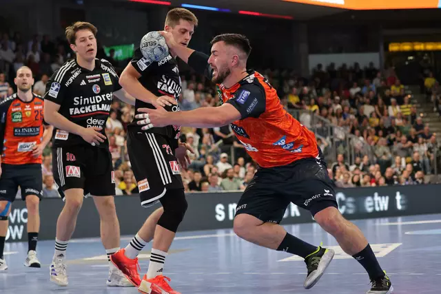 Nicht nur für Löwen-Spieler Jannik Kohlbacher (mit Ball) war es am 1. Mai beim HC Erlangen schwer durchzukommen. | Foto: Zink/PIX-Sportfotos