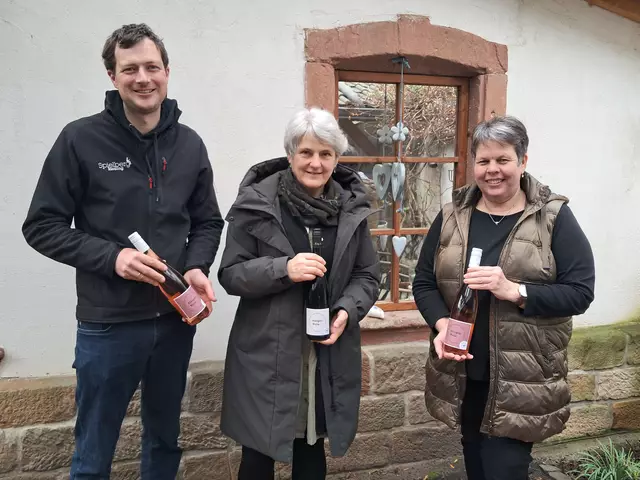 Von links: Winzer Philipp Hofmann, Ulrike Grüner (Hospizleitung, Hospiz Bad Dürkheim), Kaja Horr (Hauswirtschaftsleitung, Hospiz Bad Dürkheim) | Foto: Hospiz Bad Dürkheim
