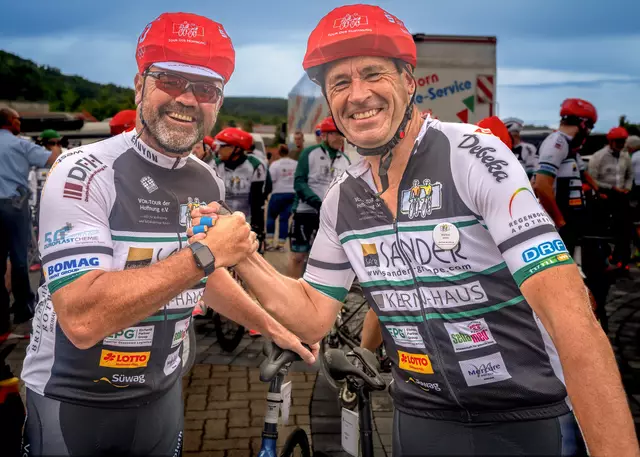 Ebenfalls wieder als prominente Unterstützer der VOR-Tour der Hoffnung dabei: Sven Ottke und Markus Merk  | Foto: Vor-Tour der Hoffnung