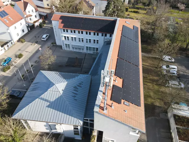 PV-Anlage auf dem Rathaus-Dach in Waldsee: Über 60 Prozent des erzeugten Stroms wird direkt im Rathaus verbraucht. | Foto: Neue Energien Rheinauen GmbH