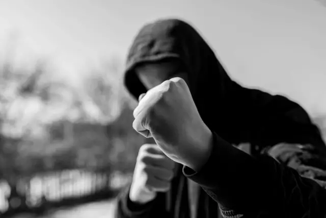 Kurz vor 20 Uhr meldeten besorgte Anrufer der Polizei eine Schlägerei auf dem Maimarkt | Foto: AdobeStock_252616473_Alpar