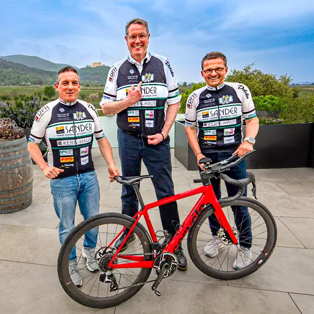 MP Alexander Schweitzer bei der Trikotanprobe in Maikammer bei den Kümmern der Pfalz Jochen Glas links und Georg Starck rechts | Foto: Vor-Tour der Hoffnung