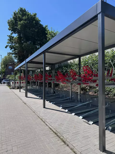 Abstellen von Fahrrädern am Bahnhof: Neue Doppelstockanlage in Ladenburg | Foto: Stadt Ladenburg