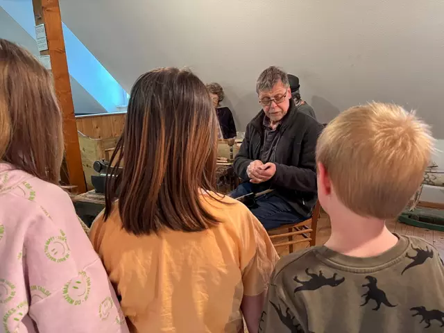 Der Erste Vorsitzende des Heimat- und Museumsvereins des Bürstenmacherhandwerks Ramberg e.V., Harald Klein, führt den Kindern das Binden verschiedener Bürsten vor | Foto: vgv