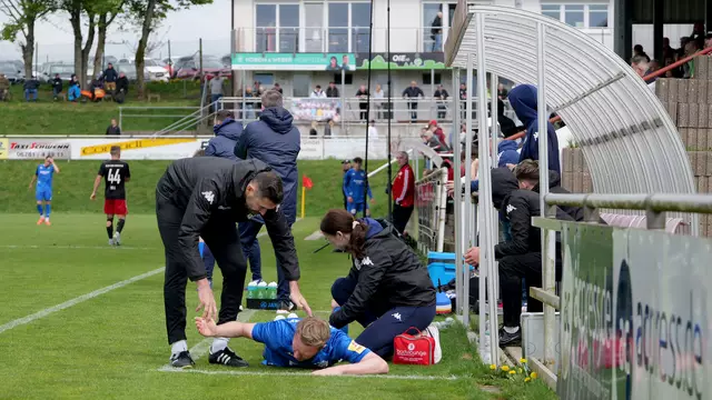 Dennis Krob verletzte sich am vergangenen Samstag beim Spiel gegen den SC Idar-Oberstein, das der FKP mit 3:0 Toren gewann. Zwei Wochen fällt der Pirmasenser Torjäger wohl aus.  | Foto: Erik Stegner