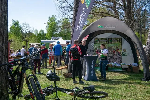 Der Infostand des Mountainbikeparks Pfälzerwald | Foto: Marx/gratis