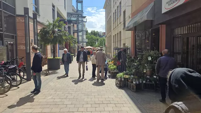 Auf dem Weg zum Gartenmarkt und deutsch-französischen Biosphären-Bauernmarkt. | Foto: Eva Bender