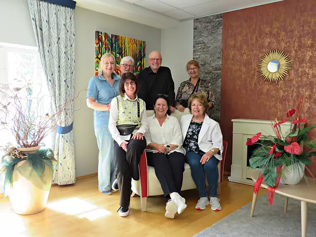 Gruppenbild: Ein Künstler und viele Künstlerinnen | Foto: Sandra Münzenberger