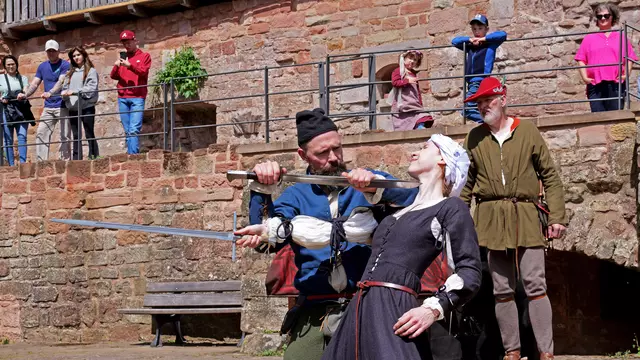 Einer der Höhepunkte der Burgerlebnistage in Landstuhl waren die Schwertkampfvorführungen der Gruppe Drey Wunder aus Bielefeld, die das Publikum mit einer authentischen Darstellung spätmittelalterlicher Kampf- und Lebensweise begeisterte. | Foto: Erik Stegner