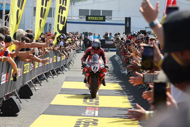 Erster in der Victory Lane - Nicolo Bulega / Ducati   | Foto: moto - foto ( Reuschel )