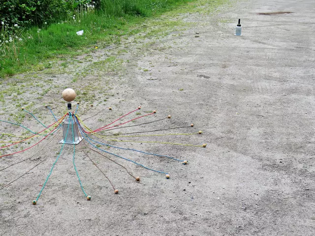 1. Station: Bringe die Kugel zur anderen Flasche | Foto: Brigitte Melder