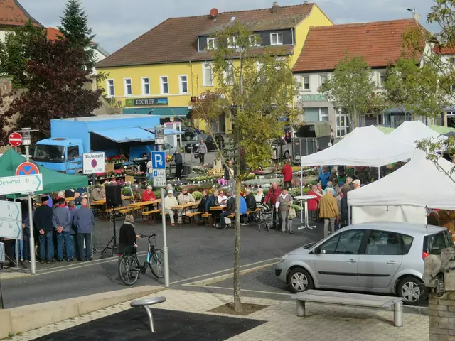 Gemütliches Beisammensein bei Livemusik der Leisböhler Seemöven am Samstag, 10. Mai auf dem Wochenmarktfest in Haßloch. | Foto: Rossmann