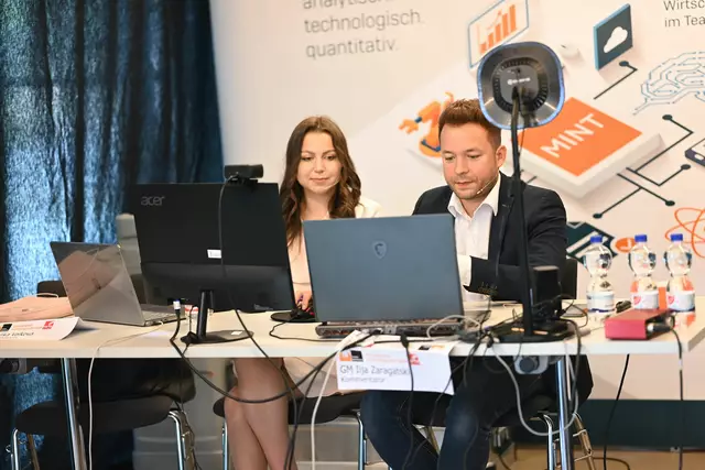 Das Viernheimer Medienteam um Ilja Zaragatski und Angelika Valkova übernahm den offiziellen Stream der Schachbundesliga. Den Kommentar sowie die Interviews mit Gästen aus dem Spielsaal verfolgte auch das Publikum im Foyer der Stadthallen | Foto: Rupert Helbig