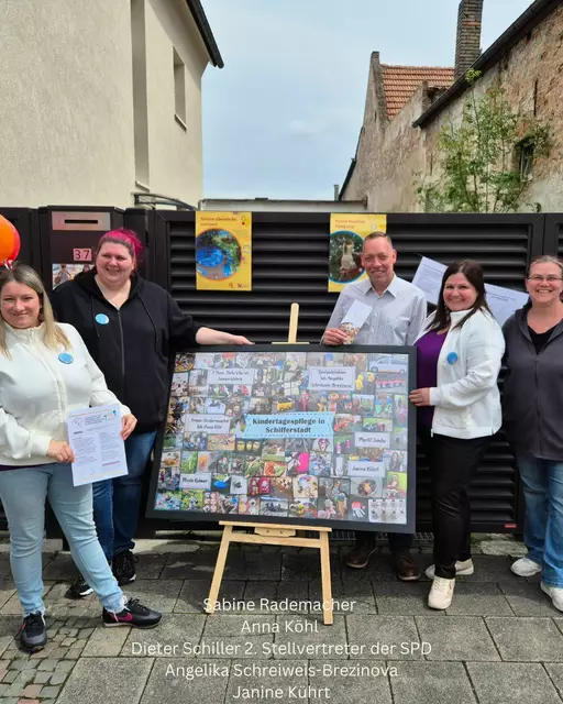 Die Kindertagespflegepersonen aus Schifferstadt im Gespräch mit Dieter Schiller. Dieter Schiller ist aktiv in den Austausch eingebunden und wirkt interessiert und offen. Die Atmosphäre ist freundlich und engagiert, und alle Beteiligten scheinen sich über die Themen der Kindertagespflege auszutauschen. | Foto: Angelika Schreiweis-Brezinova
