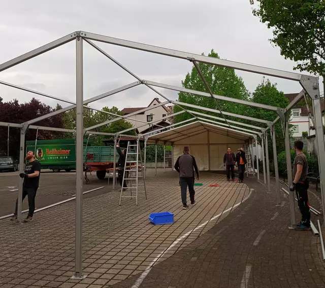 Viele fleißige Helfer unterstützen hier beim Aufbau des Zeltes | Foto: |szip