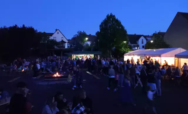 Gemütliche Atmosphäre auf dem Marktplatz bei einsetzender Dunkelheit | Foto: |szip