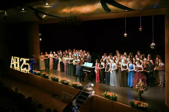 Die Abiturientinnen und Abiturienten des Sickingen-Gymnasium erhielten im Rahmen einer festlichen Abiturfeier ihre Abiturzeugnisse. | Foto: Sickingen-Gymnasium Landstuhl