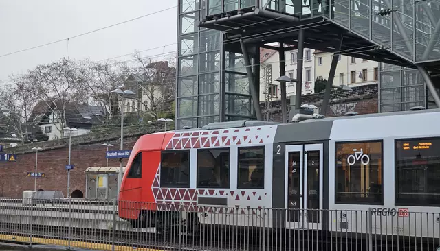 FCK gegen Darmstadt 98: Zusätzliche Züge für Fans aus Ludwigshafen und Kusel - auch in Neustadt halten die Sonderzüge aus der Region Ludwigshafen und sorgen bei einem ausverkauften Stadion für Entlastung bei der Anreise | Foto: Eva Bender