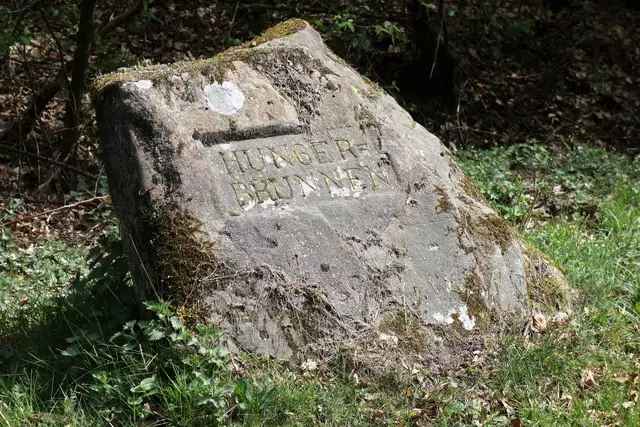 Ritterstein Hungerbrunnen (In Erinnerung an eine Quelle, die nur zeitweise Wasser führte) | Foto: Nico Mößinger