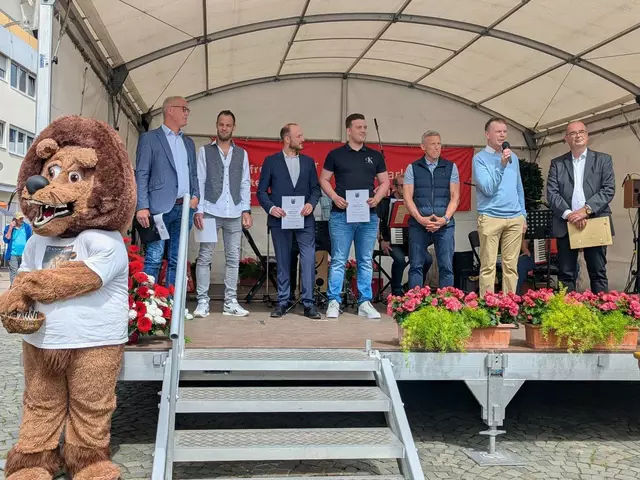 Ein besonderer Höhepunkt bei der Eröffnung der 19. Westricher Leistungsschau war die Auszeichnung der Jungmeister im Handwerk aus den Verbandsgemeinden Ramstein-Miesenbach und Landstuhl durch Landrat und Schirmherr Ralf Leßmeister (Dritter von rechts). | Foto: Felka