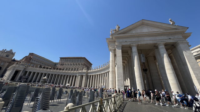Urbi et Orbi: Gläubige aus aller Welt strömen täglich auf den Petersplatz. Gespannt warten sie darauf, dass der neue Papst zum ersten Mal den Segen spricht. | Foto: Anouar Touir