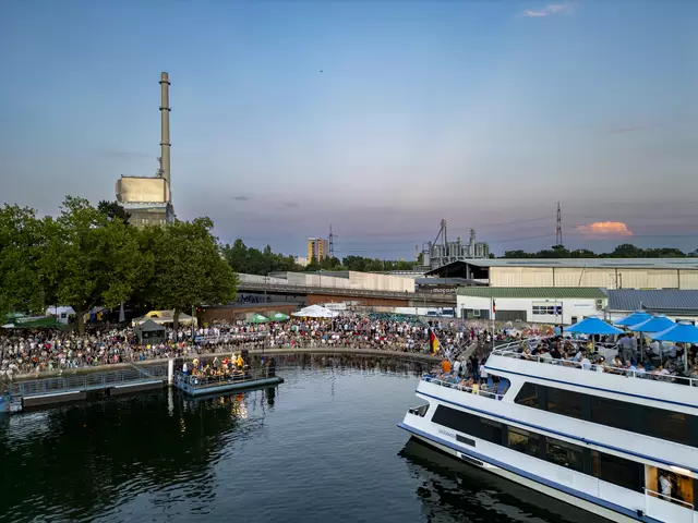 Blick auf das bunte Treiben beim HafenKulturFest am Karlsruher Rheinhafen – mit der MS Karlsruhe bereit zur Rundfahrt und zahlreichen Besuchern entlang des Ufers. | Foto: ©projektart/Thomas Adorff