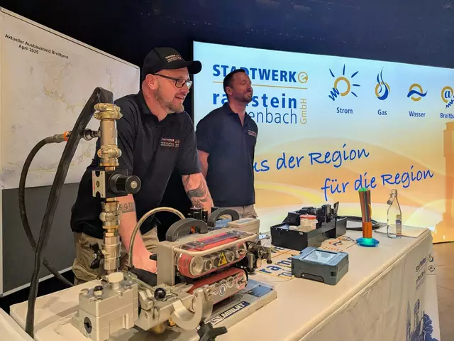 Die Stadtwerke Ramstein-Miesenbach informierten auf der beleuchteten Bühne über ihre Angebote.  | Foto: Felka