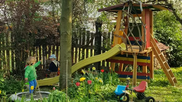 Mit genug Fantasie lässt sich aus so ziemlich allem was machen: Die Kids freuen sich über das kreative Spielhaus aus einem alten Sandkasten, einem alten Hochbett und einer Rutsche vom Sperrmüll. | Foto: Eva Bender