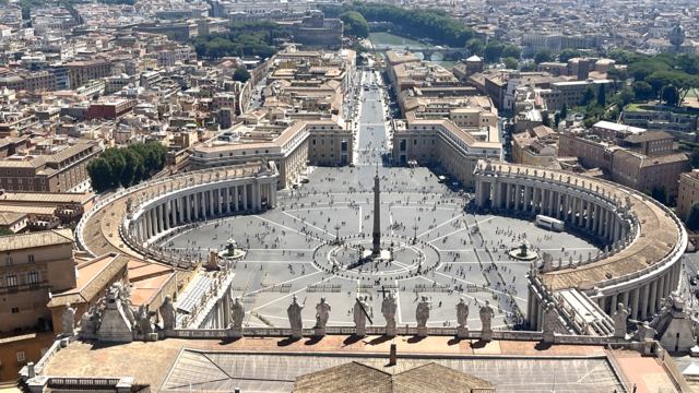 Blick von der Kuppel des Petersdoms auf den Petersplatz: Hier sprach der inzwischen verstorbene Papst Franziskus am Ostermontag zum letzten Mal den Segen. | Foto: Mathias Schmitt