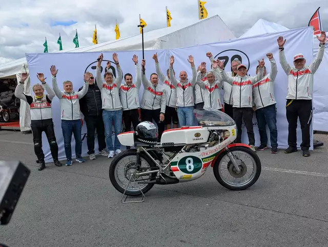 Das Yamaha-Team feiert das 70-jährige Jubiläum am Sachsenring | Foto: Uwe Giec