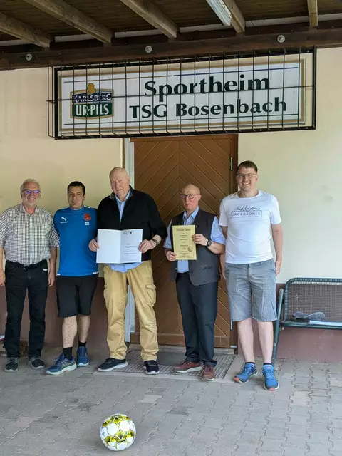 (v.l.n.r.) Hartmut Emrich (Ehrenmitglied des Sportbundes Pfalz), Stephan Dick (2. Vorstand TSG), Udo Ueckert, Ralf Emrich und Marko Schmitt (1. Vorstand)  | Foto: Corinna Hagedorn