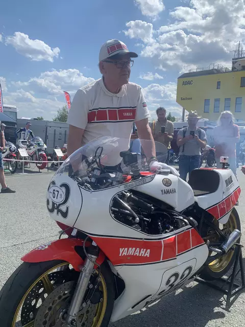 Ferry Brouwer lässt die Yamaha warmlaufen | Foto: Michael Sonnick