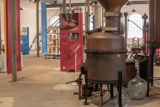 Nicht nur um den Genuss, vielmehr auch um die Verarbeitung des Alkohols geht es im Museum "Tausendsassa Alkohol" | Foto: Paul Needham